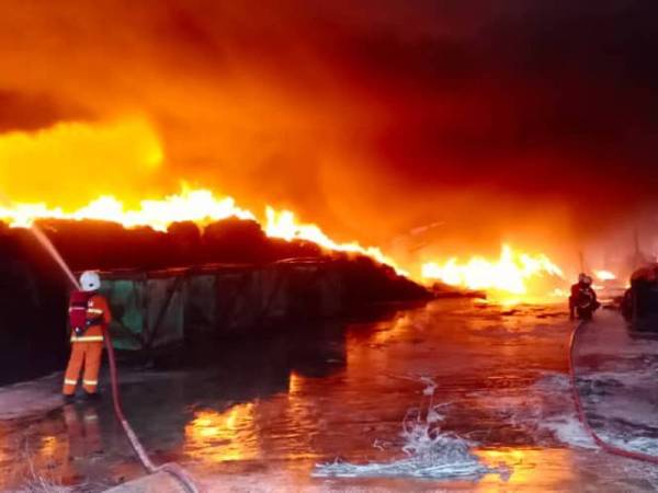 Api marak di kilang terbabit nyaris meragut nyawa 20 pekerja kilang yang berjaya menyelamatkan diri.