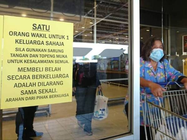 Notis arahan yang ditampal di pintu masuk sebuah pasar raya di Bandar Melaka.