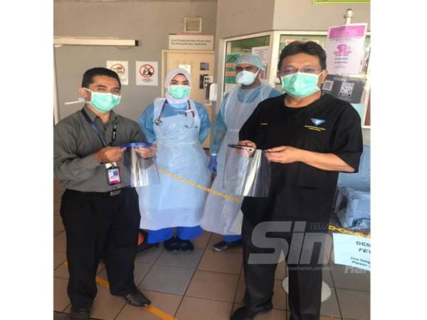 Anggota kesihatan barisan hadapan Hospital Ampang menerima pelindung muka sumbangan USIM.