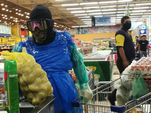 Zamakhsyari beratur menunggu giliran kaunter pembayaran di sebuah pasar raya di sini hari ini.