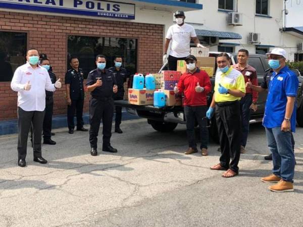 Rizam (dua dari kanan) dan kepimpinan lain menyampaikan sumbangan kepada pasukan polis yang bertugas sepanjang tempoh PKP, semalam.