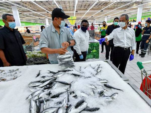 Muhyiddin beramah mesra dengan pengunjung ketika melakukan tinjauan aktiviti jualan dan pembelian sempena pelaksanaan Perintah Kawalan Pergerakan. -Foto Bernama
