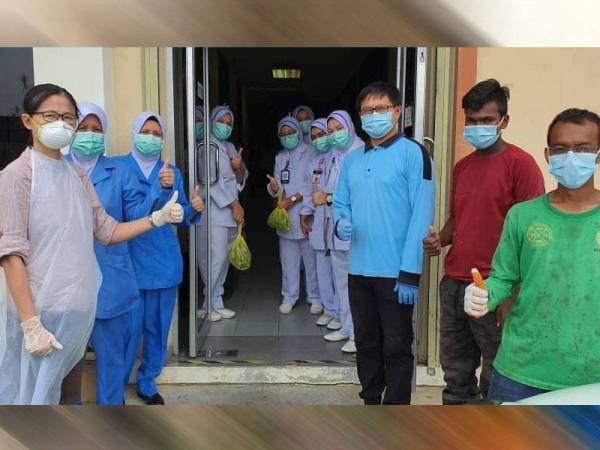 Petugas kesihatan yang menerima edaran sayur dan buah-buahan daripada Manjung Naluri Sdn Bhd.