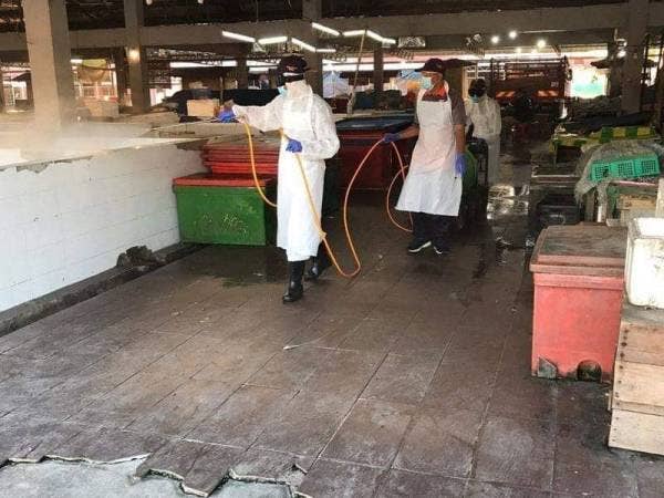 Anggota MDKS melakukan semburan disinfeksi Covid-19 di sebuah pasar awam di Kuala Selangor