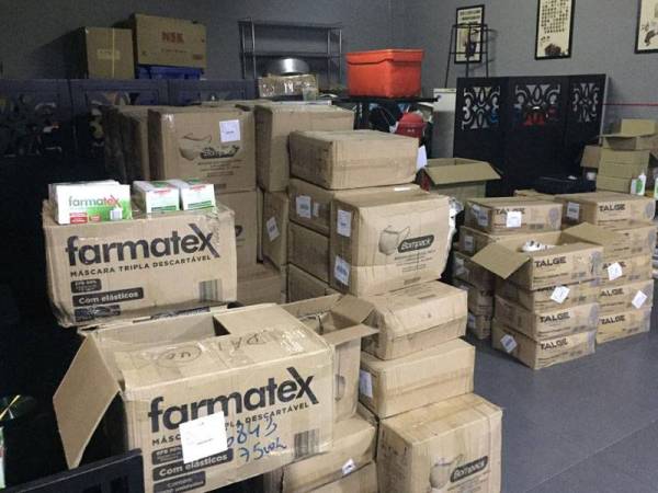 Timbunan kotak mengandungi topeng muka yang dirampas oleh KPDNHEP semalam.