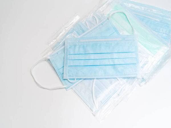 Topeng muka akan diedarkan melalui jawatankuasa bencana negeri dan daerah. Foto hiasan: 123RF