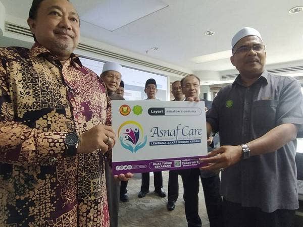 Zakaria (kanan) dan Ammar (kiri) selepas pelancaran aplikasi Asnaf Care Lembaga Zakat Negeri Kedah (LZNK) di Wisma Zakat di sini hari ini.