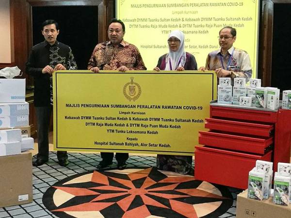 Amar (dua, kiri) menyerahkan sumbagan peralatan dan kelengkapan perubatan daripada Kerabat DiRaja Kedah kepada Dr Zaitun (dua, kanan) disaksikan oleh Dr Mohd Fikri (kanan), di Wisma Darul Aman, hari ini.