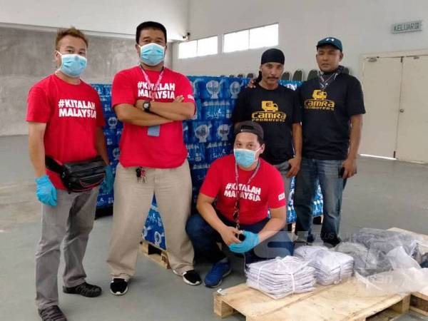 Sukarelawan selesai menyusun air minuman yang diterima menerusi Tabung CovidSinar hari ini.