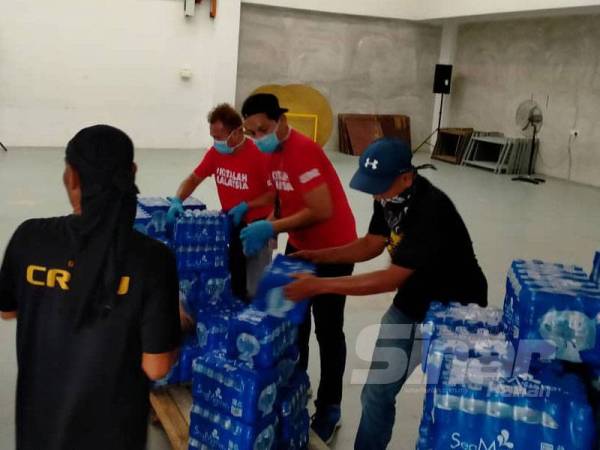400 botol air minuman yang diterima ini akan diedarkan esok ke klinik kesihatan.