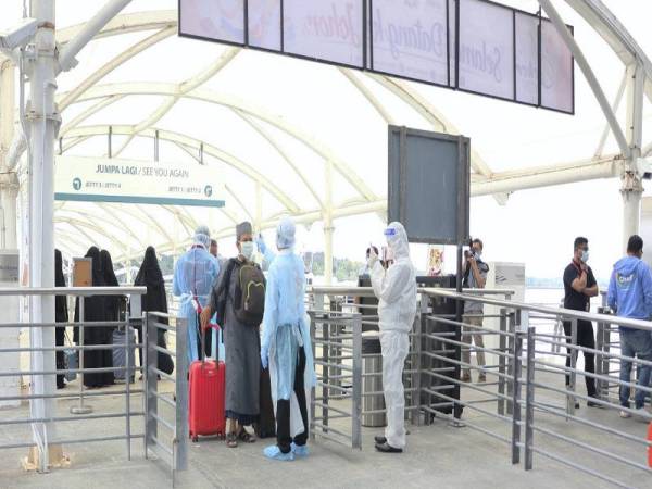 Pemeriksaan kesihatan dilakukan terhadap lapan jemaah tabligh yang pulang daripada menghadiri Ijtima Dunia 2020 Zon Asia di Indonesia sejurus tiba di Terminal Feri Antarabangsa Puteri Harbor, Iskandar Puteri, Johor hari ini.