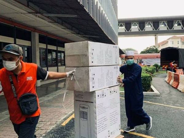 Penghawa dingin mudah alih yang disumbangkan kepada hospital serta klinik memerlukan.- Foto: Facebook Ebit Lew