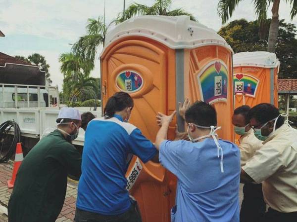 Bilik mandi yang berjaya disewakan untuk kegunaan petugas kesihatan di Hospital Putrajaya untuk mandi sebelum pulang ke rumah. - Foto: Facebook Ebit Lew