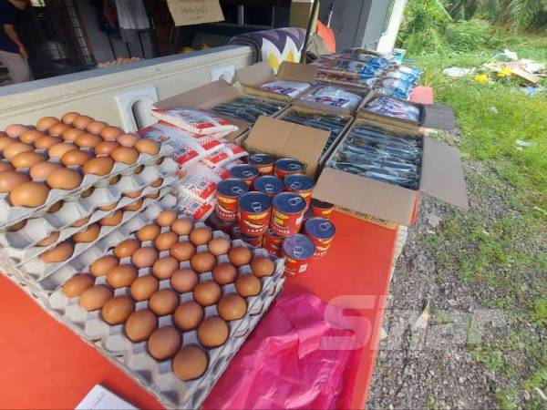 Sebahagian sumbangan barangan keperluan diletakkan di atas meja bagi tujuan pengagihan kepada golongan memerlukan. 