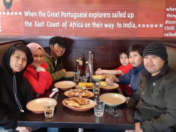 Zurinawati (dua dari kiri) dan Nazril Hisham (kanan) bersama anak-anak mereka.