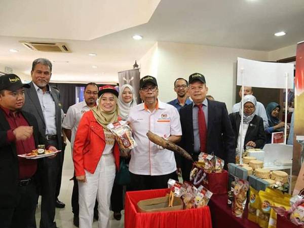 Farhana (tiga dari kiri) terpaksa menutup operasi kilang dan ladang Kraypek International disebabkan oleh wabak Covid-19.