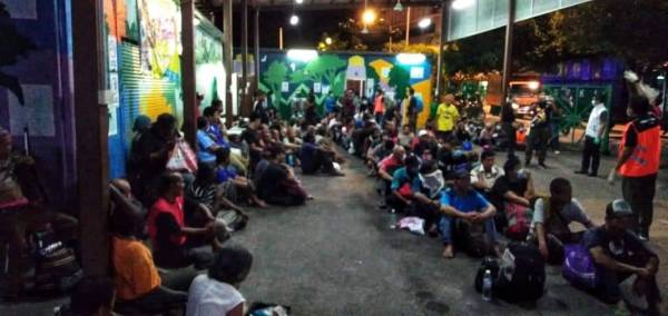 Antara gelandangan yang diselamatkan dalam operasi yang dijalankan malam tadi. - Foto Facebook DBKL