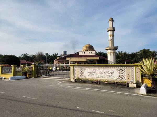 Pintu pagar Masjid Kariah Desa Anggerik ditutup berikutan Perintah Kawalan Pergerakan.