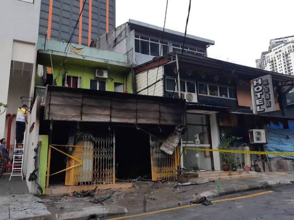 Lokasi kebakaran melibatkan rumah kedai yang dijadikan kediaman pekerja di Jalan Changkat Bukit Bintang awal pagi ini.