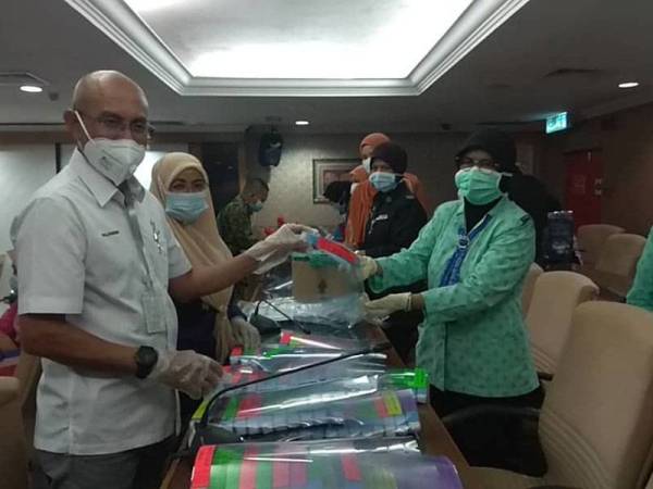 Sallehuddin (kiri) ketika sesi penyerahan oleh Pengakap.