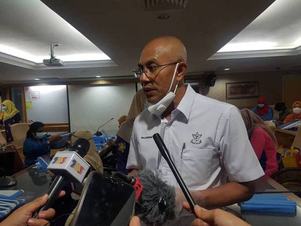 Sallehuddin ketika sidang media di Wisma Sri Pahang hari ini.