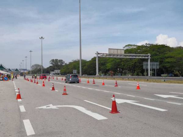 Keadaan jalan lengang di laluan masuk Plaza Tol Jambatan Pulau Pinang pagi tadi.