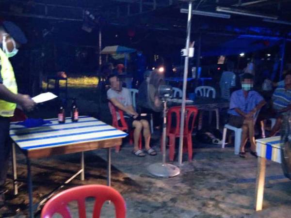 Polis menahan lelaki ingkar PKP sekitar Manjung semalam. - Foto ihsan pembaca