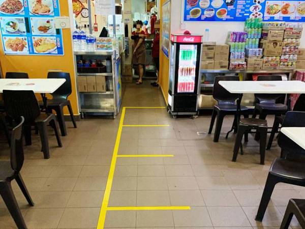 Salah sebuah premis perniagaan di Singapura yang meletakkan jarak satu meter untuk pelanggan mereka beratur di bawah langkah jarak hubungan sosial lebih ketat yang dilaksanakan di negara itu.
