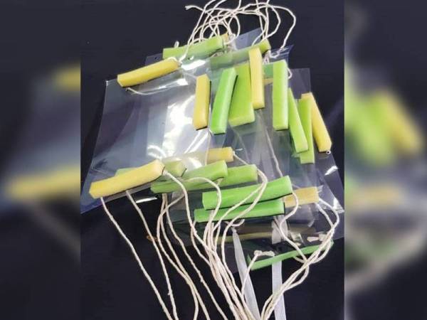 Pelindung muka yang dihasilkan warga IPD Hulu Terengganu.