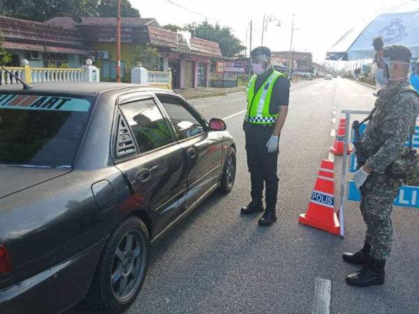 Pasukan keselamatan di Hulu Terengganu mula memakai pelindung muka.