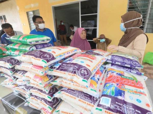 Penduduk di Kampung Permatang Pauh, Pekan mendapat bantuan keperluan harian daripada pelbagai pihak.