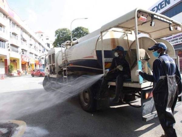 Kakitangan DBKL dan Alam Flora melakukan pembersihan di sekitar Masjid Seri Petaling. - Foto FB Noor Hisham