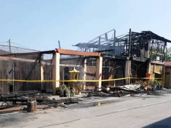 Sebahagian kedai musnah di Behrang Stesen.