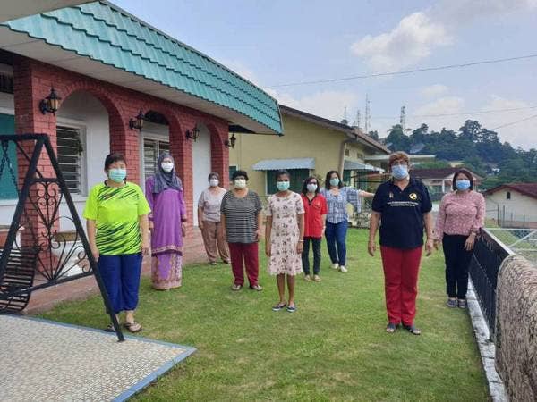 Mary Josephine(depan kanan) bersama lapan sukarelawan yang mengenalikan pusat jagaan untuk petugas frontliners