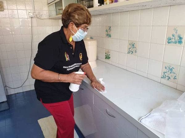 Mary membuat sanitasi perabot yang ada di pusat jagaan