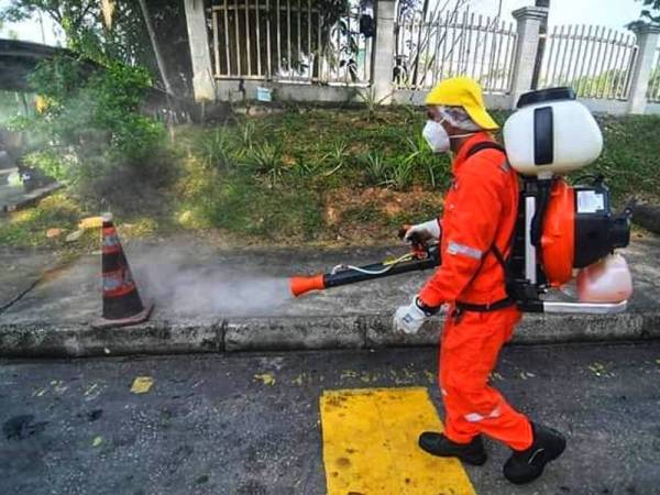 Petugas DBKL menjalankan kerja sanitasi di Sri Petaling hari ini.