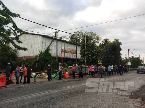 Pengunjung di Pasar Awam Kodiang beratur sementara menanti giliran untuk membeli barang keperluan di pasar terbabit.