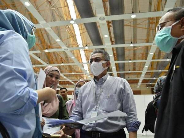 Adham ketika meninjau dewan di MAEPS telah diubah suai untuk dijadikan sebagai pusat rawatan dan kuarantin pesakit wabak Covid-19. -Foto KKM