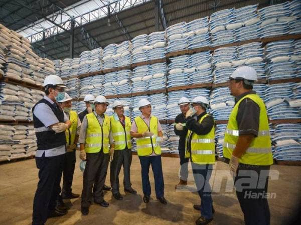 Ronald (tengah) melawat Gudang Bernas Jasa di Pelabuhan Klang pagi tadi. - Foto: SHARIFUDIN ABDUL RAHIM
