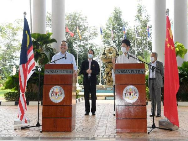 Hishammuddin (kiri) bersama Bai Tian (dua,kanan) pada Majlis Penyerahan Bantuan Bekalan Perubatan dari Kerajaan China kepada Malaysia di Wisma Putra hari ini. Turut kelihatan, Ketua Pengarah Kesihatan, Datuk Dr Noor Hisham Abdullah (dua dari kiri). Foto: Bernama
