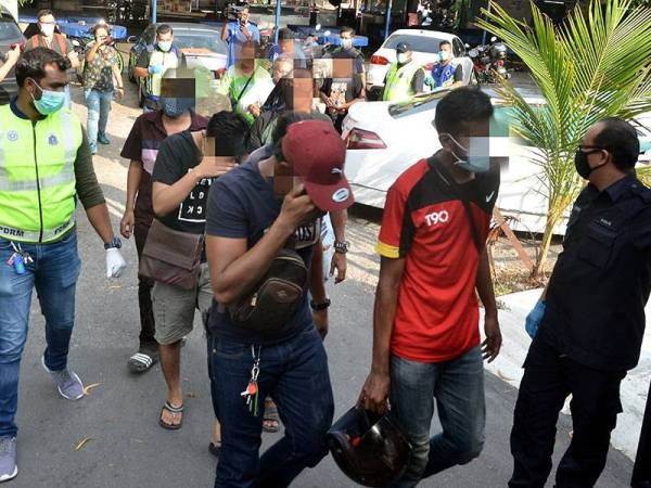 Seramai 13 lelaki dibawa ke Ibu Pejabat Polis Daerah Timur Laut untuk siasatan lanjut.