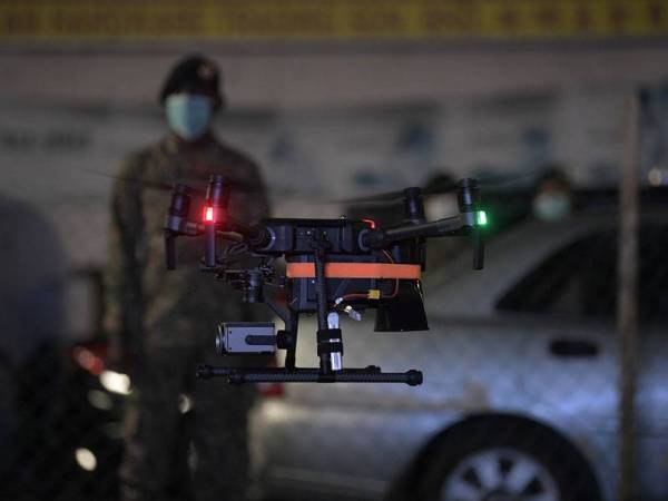 Rakaman gambar dron yang sedang berlegar di udara ketika tinjauan penggunaan dron oleh Angkatan Tentera Malaysia dalam tugasan OP Penawar di sekitar ibu kota hari ini. - Foto Bernama