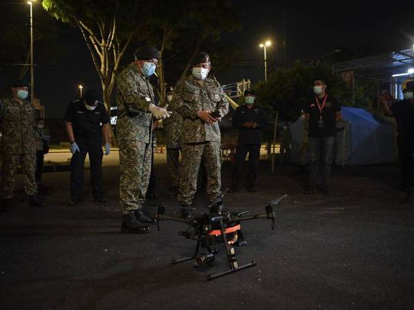 Panglima Tentera Darat (PTD) Jeneral Tan Sri Ahmad Hasbullah Mohd Nawawi (kanan) mendengar penerangan berkenaan penggunaan dron oleh Angkatan Tentera Malaysia dalam tugasan OP Penawar di sekitar ibu kota hari ini. - Foto Bernama