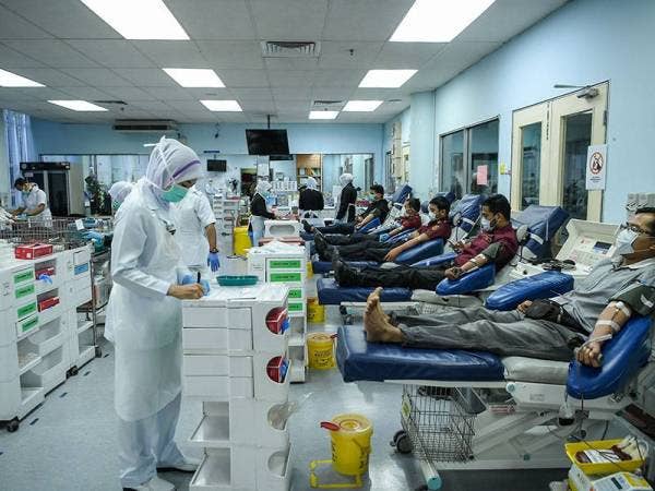 Pelaksanaan Perintah Kawalan Pergerakan tidak menghalang orang ramai menderma darah ketika tinjauan di Pusat Darah Negara. Foto: Bernama