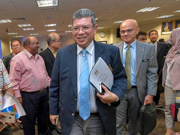 Menteri Komunikasi dan Multimedia, Datuk Saifuddin Abdullah selepas mempengerusikan Mesyuarat Khas Covid-19 di Kompleks Kementerian Komunikasi dan Multimedia, Putrajaya semalam. - Foto Bernama