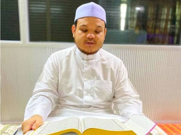 Fakhrurrozi membaca al-Quran dari rumahnya di Gual Periok dan diikuti rakan-rakannya di rumah masing-masing.