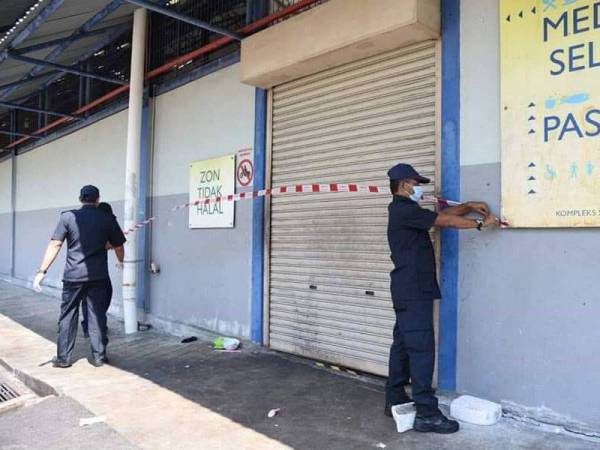 Penguatkuasa MBPP menutup Pasar Sri Aman di Relau kerana gagal mematuhi PKP semalam. - Foto: FB MBPP