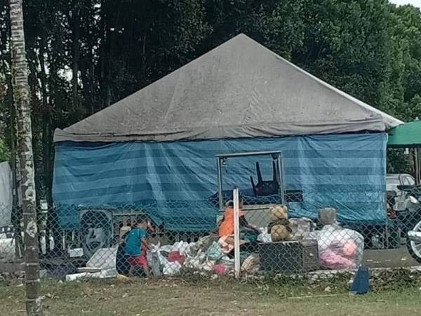 Zulkarnain dan Norazawati yang sebelum ini tinggal dalam kanvas bersama-sama empat anaknya mencari barang-barang yang boleh dijual di sebalik timbunan sampah di Bandar Seri Alam, Masai, Pasir Gudang, Johor.