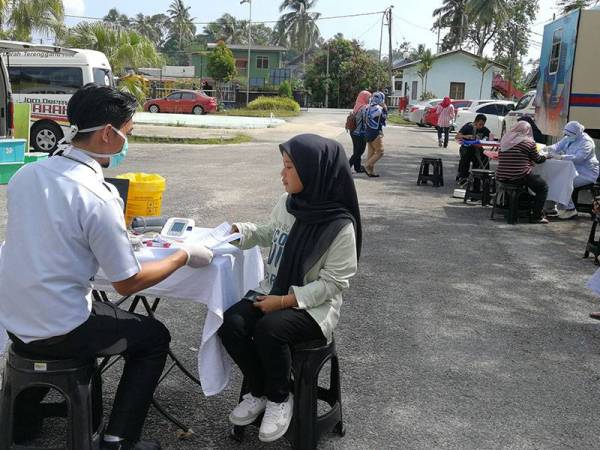 Antara yang hadir menderma darah.