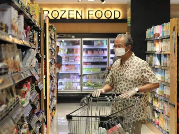 Muhyiddin sedang memilih barangan di salah satu bahagian dalam pasaraya. Foto: Facebook Muhyiddin Yassin